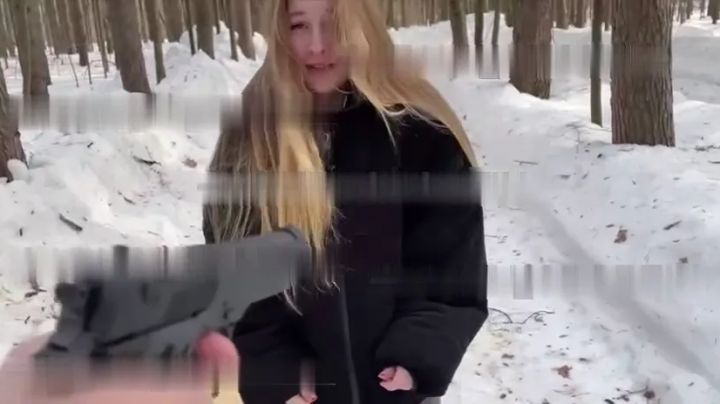 Заставил закладчицу ебаться в лесу угрожая пистолетом / Закладчица сосет